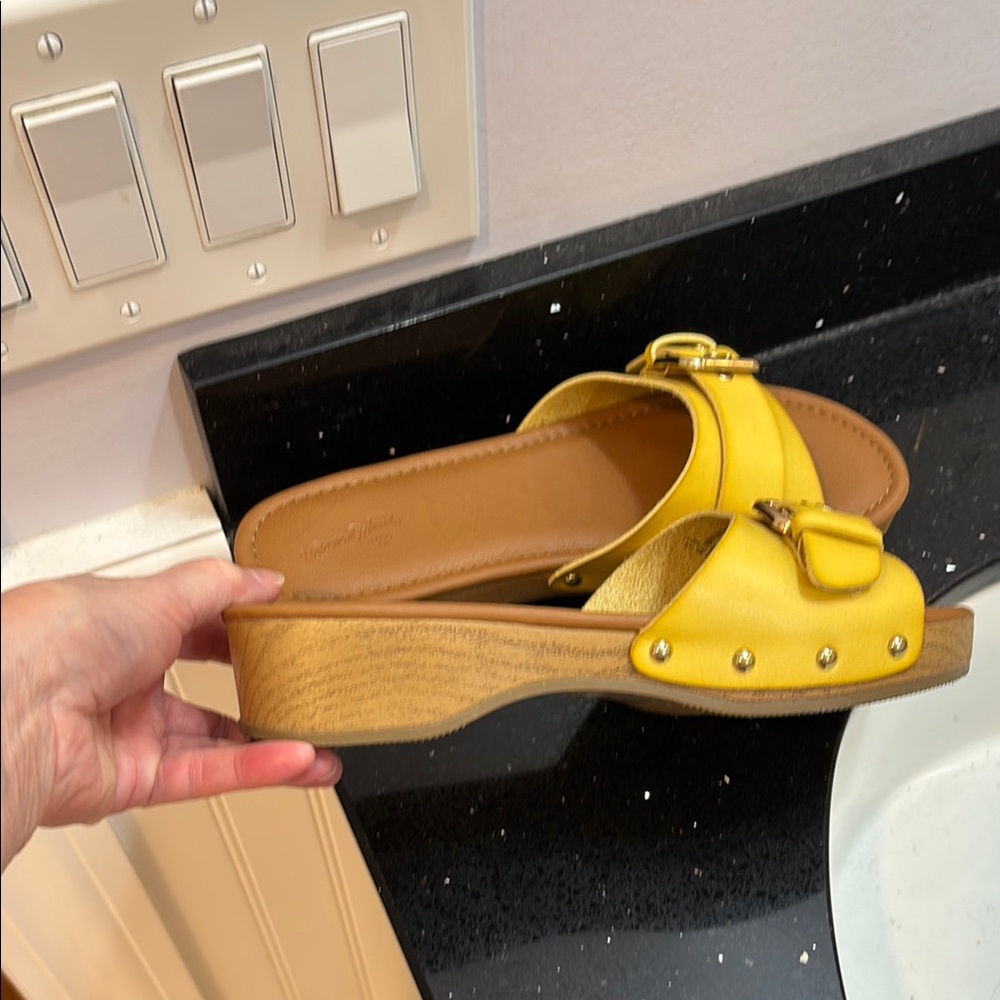 Universal Thread Yellow Clogs. - Picture 3 of 6
